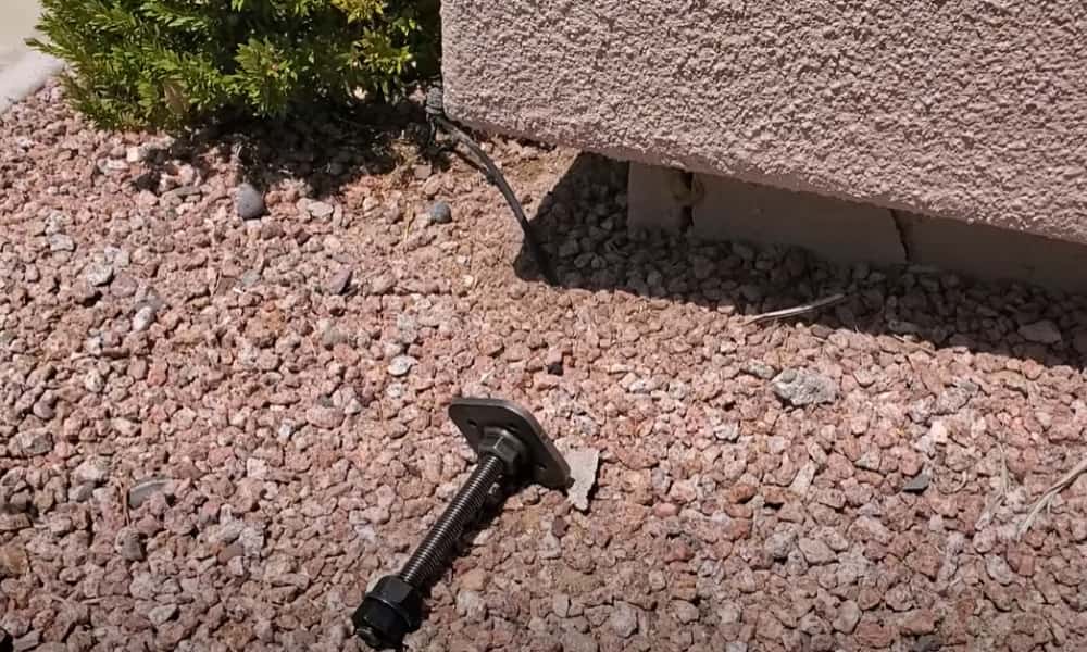 Center plate concrete anchor bolt designed to improve structural safety in foundations